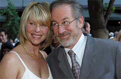 Steven Spielberg junto a su esposa, Kate Capshaw, posan antes de la proyección de la película.
