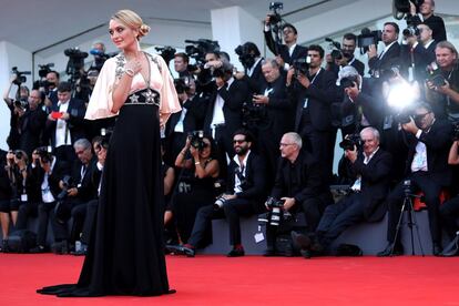 Carolina Crescentini camina por la alfombra roja antes de la proyección de "First Man".