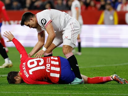 Álvaro Morata, durante el encuentro del domingo contra el Sevilla, en el que se retiró lesionado.