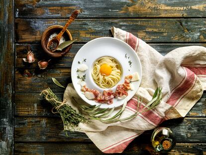 Pasta a la carbonara, cuya 'italianidad' pura pone en duda Alberto Grandi.