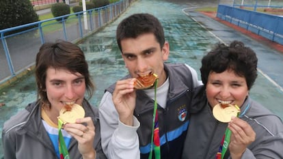 Romina, Nicol&aacute;s y Victoria muestran las medallas ganadas en Polonia.