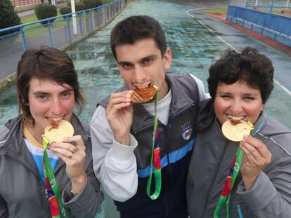 Romina, Nicol&aacute;s y Victoria muestran las medallas ganadas en Polonia.