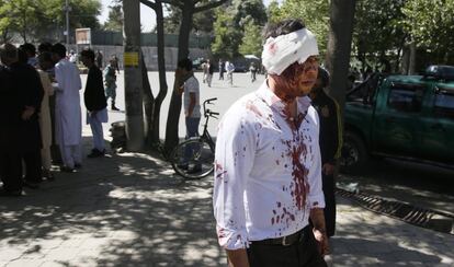 Un hombre herido, en el lugar donde se ha producido la explosión de un coche bomba en Kabul. La potente detonación, que se escuchó en varias zonas de la ciudad, se registró en pleno mes sagrado de Ramadán y en plena hora punta de ingreso a los edificios de oficinas.