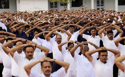 Multitudinaria clase de yoga en Bhopal (India).