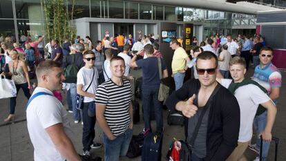 Un grupo de turistas rusos salen de la zona de llegadas del aeropuerto de Málaga en julio del año pasado