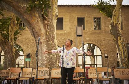 La exministra francesa Christiane Taubira en el Jardín Ceccone de Aviñón, durante una representación de su recital de poesía 'On aura tout'.