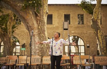 La exministra francesa Christiane Taubira en el Jard&iacute;n Ceccone de Avi&ntilde;&oacute;n, durante una representaci&oacute;n de su recital de poes&iacute;a &#039;On aura tout&#039;. 