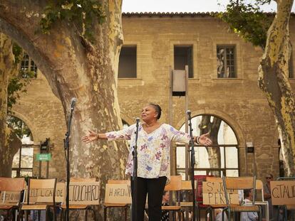 La exministra francesa Christiane Taubira en el Jard&iacute;n Ceccone de Avi&ntilde;&oacute;n, durante una representaci&oacute;n de su recital de poes&iacute;a &#039;On aura tout&#039;. 