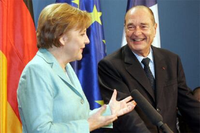 Jaques Chirac y Ángela Merkel, durante la rueda de prensa conjunta que han ofrecido en Berlin.