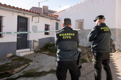 Efectivos de la Guardia Civil custodian la vivienda de Luelmo.