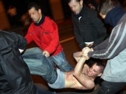 Agentes de paisano se llevan a un detenido en los disturbios de la celebración de la victoria del Barça en la Champions.