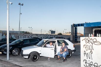 Ionut y Javier, en el lavadero de coches del Polígono Marconi donde se concentran con los coches.
