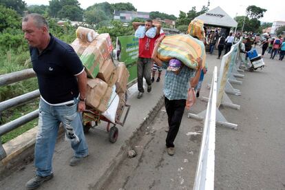 Venezolanos cruzan a Colombia para comprar suministros. 
