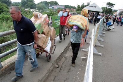 Venezolanos cruzan a Colombia para comprar suministros.