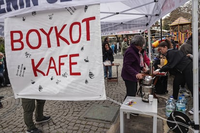 Manifestantes durante el boicot organizado por la oposición a Erdogan en Ankara, el pasado 2 de abril.
