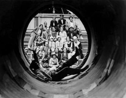 Un grupo de jóvenes se divierten en el Tubo de la Risa, en las fiestas de la Verbena de Chamberí, en Madrid en 1923.