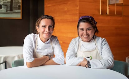 La chef Begoña Rodrigo con Ángela, una refugiada mexicana en España. Reunidas por CEAR han cocinado el típico mole 