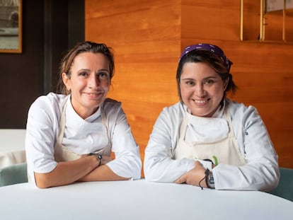 La chef Begoña Rodrigo con Ángela, una refugiada mexicana en España. Reunidas por CEAR han cocinado el típico mole 