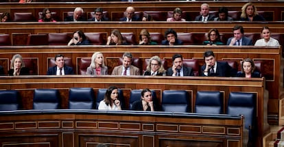 La ministra de Derechos Sociales, Ione Belarra, y la de Igualdad, Irene Montero, en la bancada del Gobierno en el Congreso.