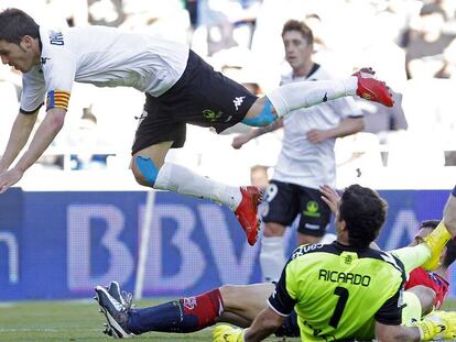 Villa, por los aires tras ser derribado por Ricardo en el minuto 94.