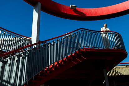 Retratado en el Puente Rojo. 