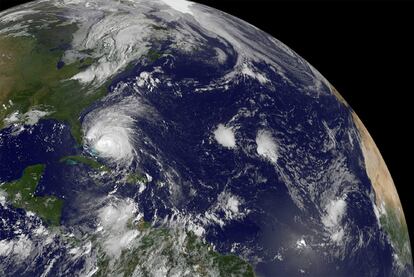 Imagen por satélite de la NASA en la que se muestra un huracán en medio de las Bahamas.