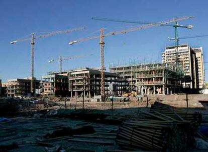 Promoción de viviendas protegidas en construcción en Diagonal Mar, en Barcelona.