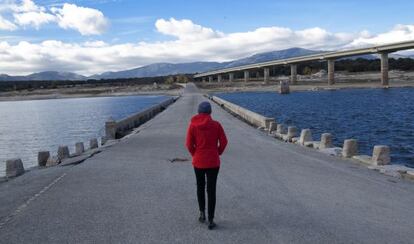 La bajada del nivel del pantano de Valmayor permite pasear por el puente del Tercio.