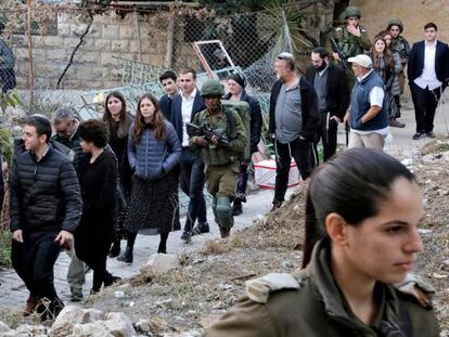 Colonos israelíes protegidos por soldados, el sábado en el antiguo mercado de Hebrón.