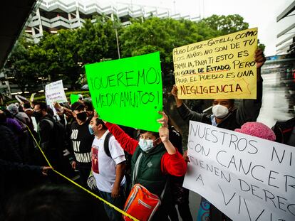 Familiares de niños con cáncer bloquean el acceso al aeropuerto de Ciudad de México, este miércoles.
