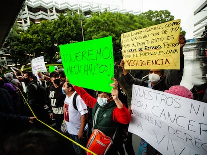 Familiares de niños con cáncer bloquean el acceso al aeropuerto de Ciudad de México, este miércoles.