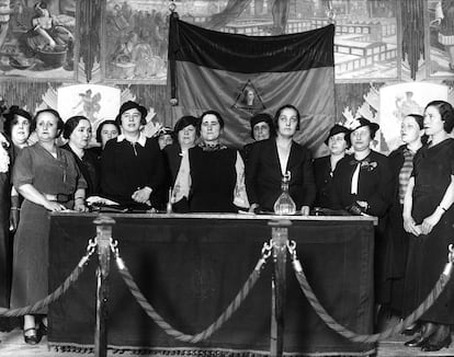 Clara Campoamor (en el centro), en un mitin de la Unión Republicana de Mujeres, el 10 de junio de 1932.