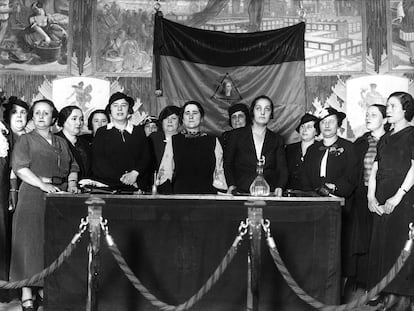 Clara Campoamor (en el centro), en un mitin de la Unión Republicana de Mujeres, el 10 de junio de 1932.
