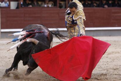 El Cid torea al natural en la corrida de ayer en Las Ventas.