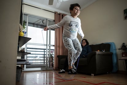 Camilo Augusto Andreassy Castro, de 10 años, y su mamá Érika Andreassy, en su casa en São Paulo.