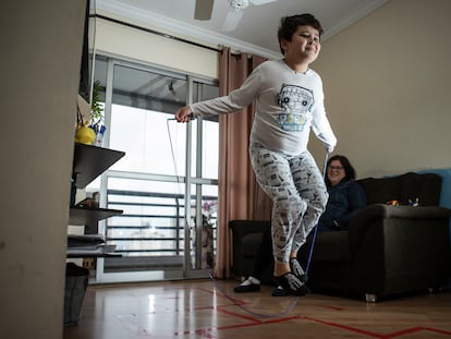 Camilo Augusto Andreassy Castro, 10, e a mãe, Erika Andreassy na residência onde vivem em São Paulo.