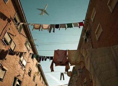 Un avión sobrevuela el barrio de la Estación de San Fernando de Henares, que sigue afectado por los ruidos del aeropuerto, en una foto de 2001.