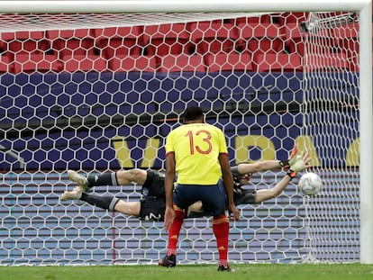 Emiliano Martínez para el penalti lanzado por Yerry Mina.