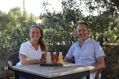 Los daneses Thomas y Åse Donsø, con sus limonadas en Vejer de la Frontera (Cádiz).