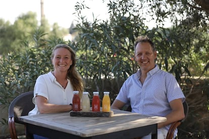 Los daneses Thomas y Åse Donsø, con sus limonadas en Vejer de la Frontera (Cádiz).