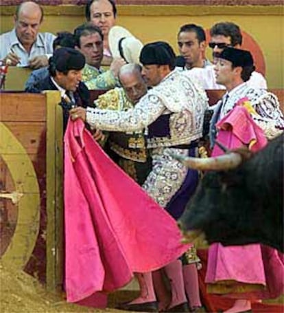 Florito lleva al tercer toro, devuelto al corral, hasta los chiqueros, a punta de chaquetilla.