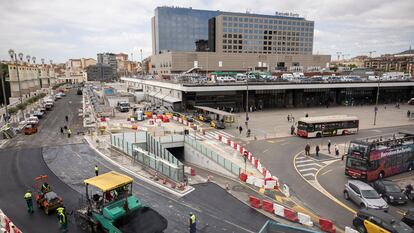 Obras de remodelación en el entorno de la estación de Sant para trasladar los viales de circulación al lado sur. Foto: ALBERT GARCIA. EL PAIS