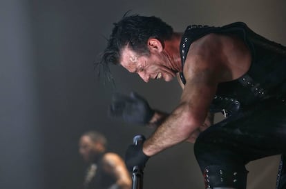 Till Lindemann, cantante del grupo musical alem&aacute;n Rammstein, durante su actuaci&oacute;n en el Palacio de Deportes de Madrid en 2009.