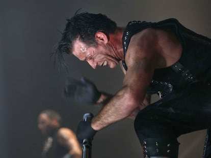 Till Lindemann, cantante del grupo musical alem&aacute;n Rammstein, durante su actuaci&oacute;n en el Palacio de Deportes de Madrid en 2009.