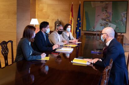 El equipo de ERC designado para la negociación de los Presupuestos Generales del Estado para 2021 formado por Pilar Valluguera (cuarta por la izquierda), Joan Margall Sastre (tercero), Gabriel Rufián (segundo) y Carolina Telechea (primera) se reúne con la ministra de Hacienda, Maria Jesús Montero (oculta) y el secretario de Estado de Derechos Sociales, Nacho Álvarez (a la derecha) en Madrid, este jueves.