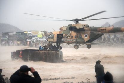 Un helicóptero militar rescata a un grupo de personas atrapadas durante las inundaciones en Arghandab (Afganistán), el 2 de marzo de 2019. 