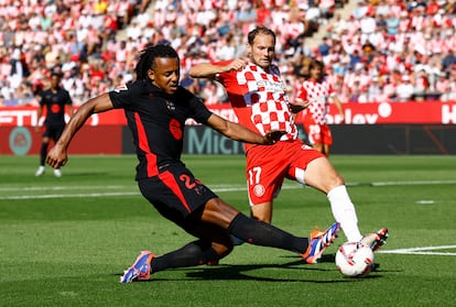 Koundé trata de centrar ante Blind este domingo en Montilivi.