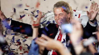 Geert  Wilders, líder del xenófobo Partido por la Libertad, saluda a sus seguidores en Scheveningen tras conocer los resultados