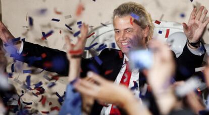 Geert  Wilders, líder del xenófobo Partido por la Libertad, saluda a sus seguidores en Scheveningen tras conocer los resultados