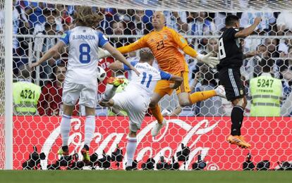 Alfred Finnbogason marca su primer gol ante el portero argentino, Wilfredo Caballero.